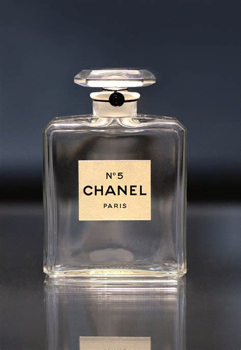 centenario chanel n 5|Centenario di Chanel N°5: il profumo compie 100 anni.